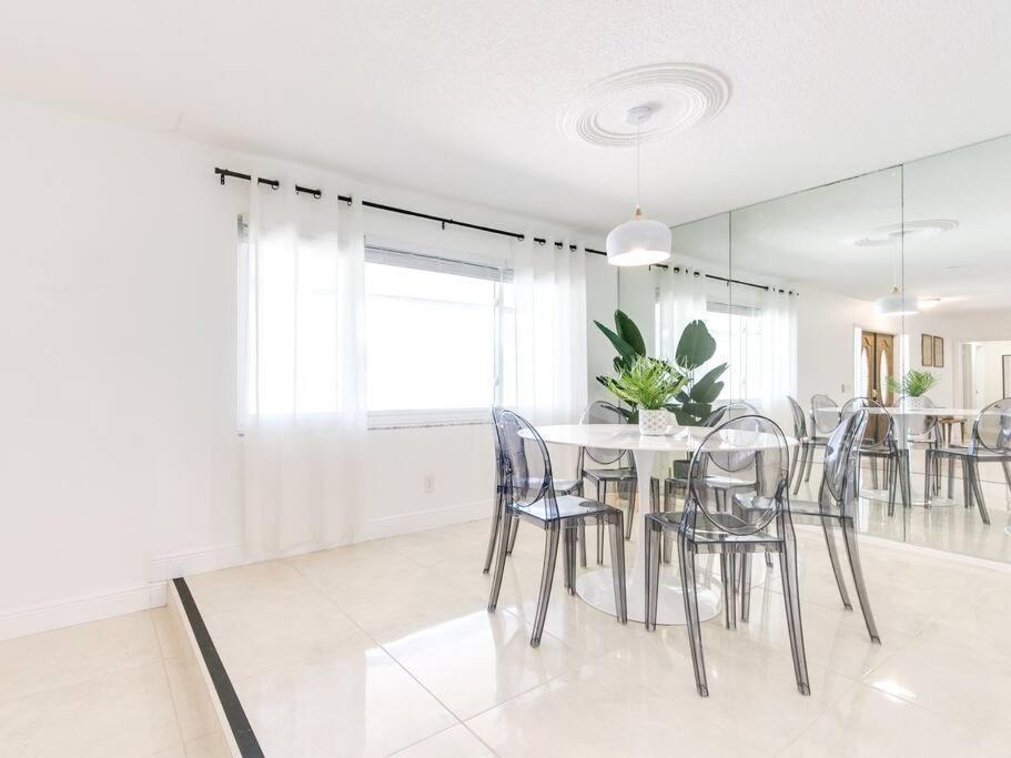 Modern Spacious 5-Bedroom Home With Pool Голлівуд Екстер'єр фото